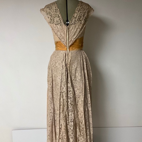 Vintage 50/60’s Champagne Lace Wiggle Dress, Cap Sleeves, Mid-Cent - Picture 2 of 5